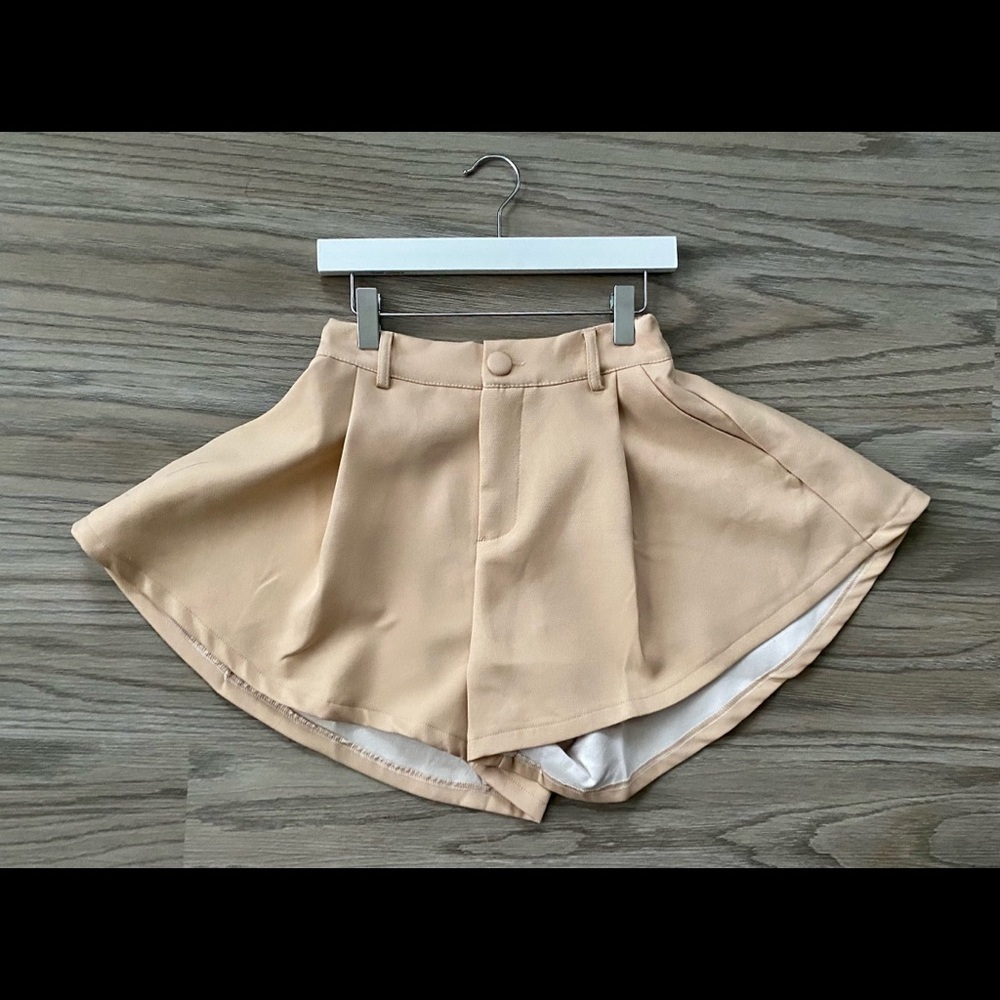 AUDREY beige high waisted shorts